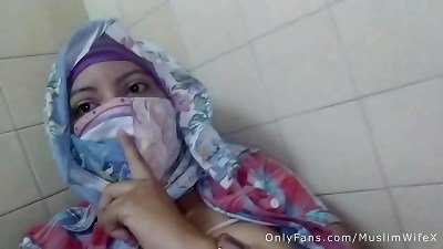 真正的阿拉伯妈妈在头巾上犯了罪，在摄像头上喷出她的穆斯林抢夺阿拉伯宗教性爱