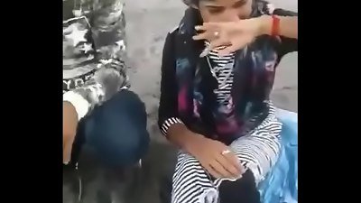 德西少女被情侣接吻