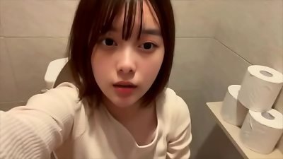 我在家不能手淫，就在家庭餐馆的厕所里手淫，我的尖叫声被隔壁房间手淫的人听到，我差点被抓住……