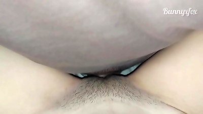 第一人称射精：看着我脱下避孕套并插入我女朋友的阴道，直到我射遍她全身