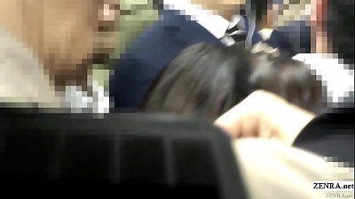 日本女学生登上火车体验真正的赤坎体验