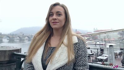 德国童子军 - 巨大的先天胸罩青少年约瑟芬在真正的试镜中撕扯现金